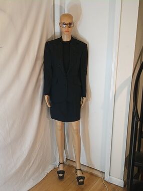 🔥🔥 Like New Ferretti Studio (Italy) Black Beaded Blazer/Skirt Suit.